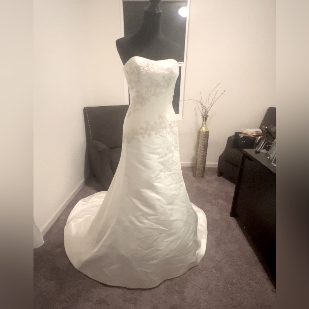 White wedding gown never worn diamond beaded rounded tail